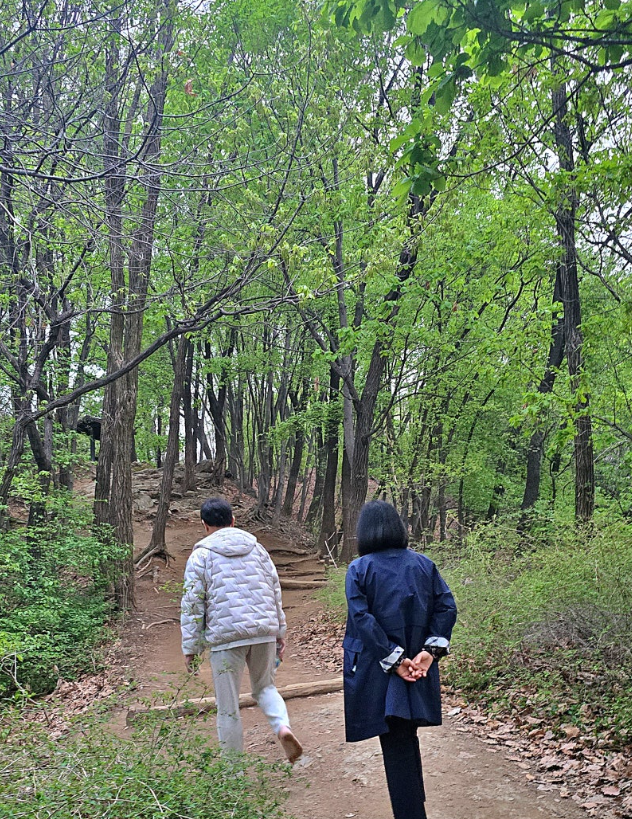 김도남 맨발쌤과 함께하는 동료가 야간 대모산 맨발걷기를 위하여 한 발 한발 내딪고 있습니다. 숲은 푸르고 울창합니다.