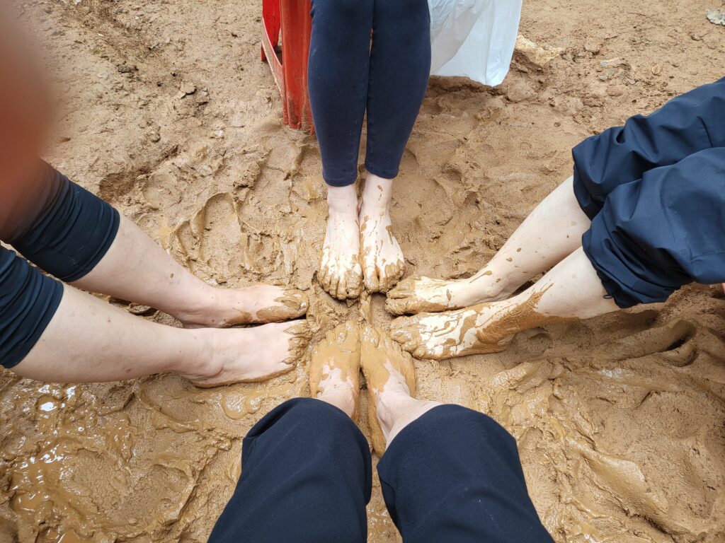 서울숲맨발걷기 활동중 황토길에서 4명의 맨발을 자랑하고 있습니다.