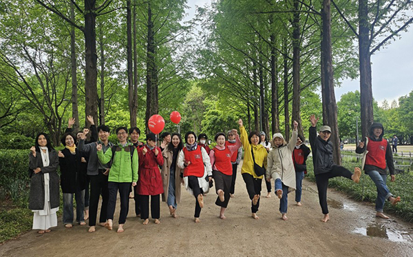 국제맨발걷기협회 서울숲맨발걷기학교 홈커밍데이.jpg 국제맨발걷기협회 서울숲맨발걷기학교 홈커밍데이.jpg
